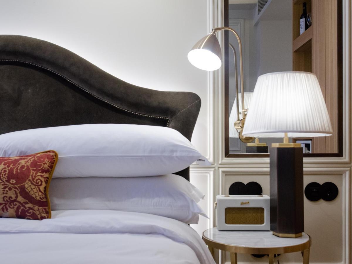 Browns Avenue Hotel Lisboa Eksteriør bilde A lamp on a bedside table