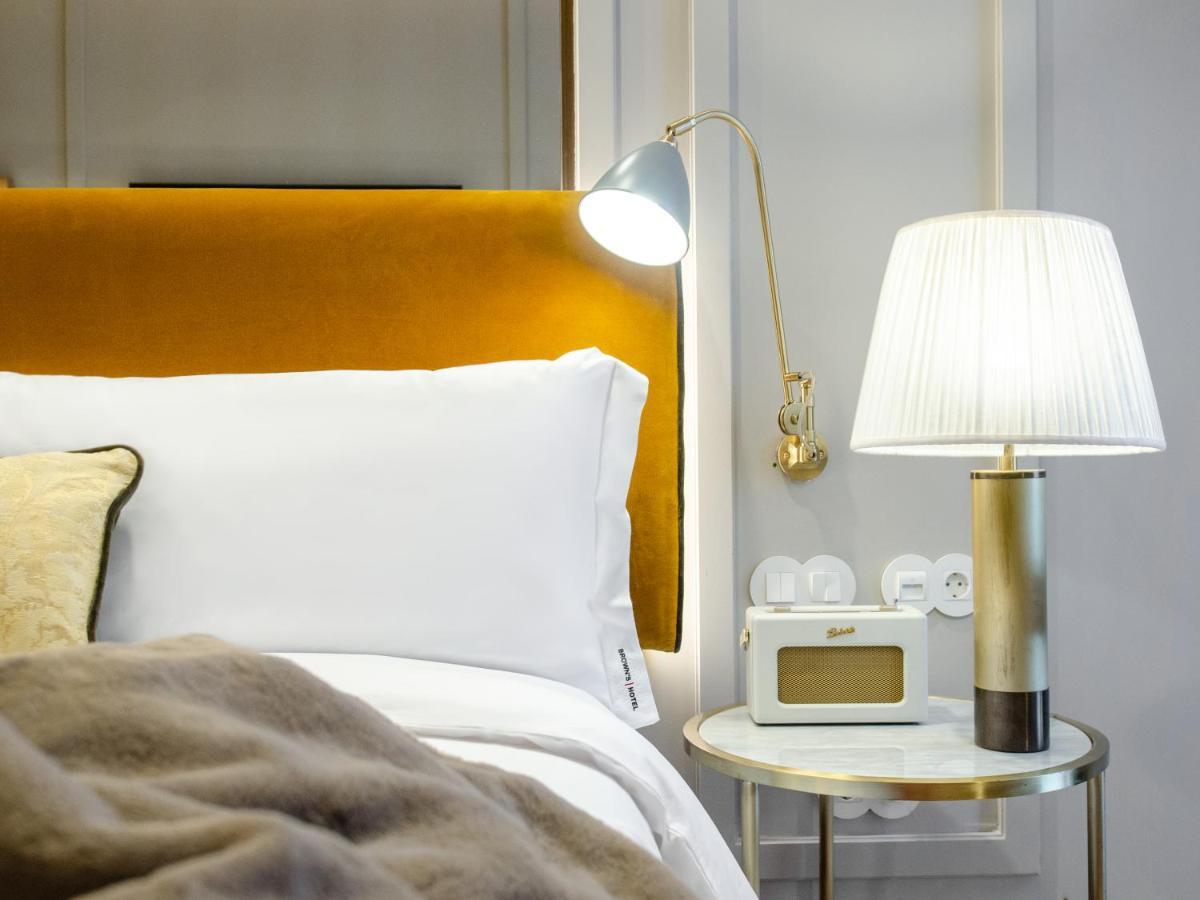 Browns Avenue Hotel Lisboa Eksteriør bilde A bedside table with a lamp and a radio
