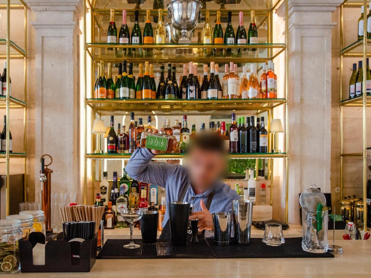 Browns Avenue Hotel Lisboa Eksteriør bilde A bartender at work