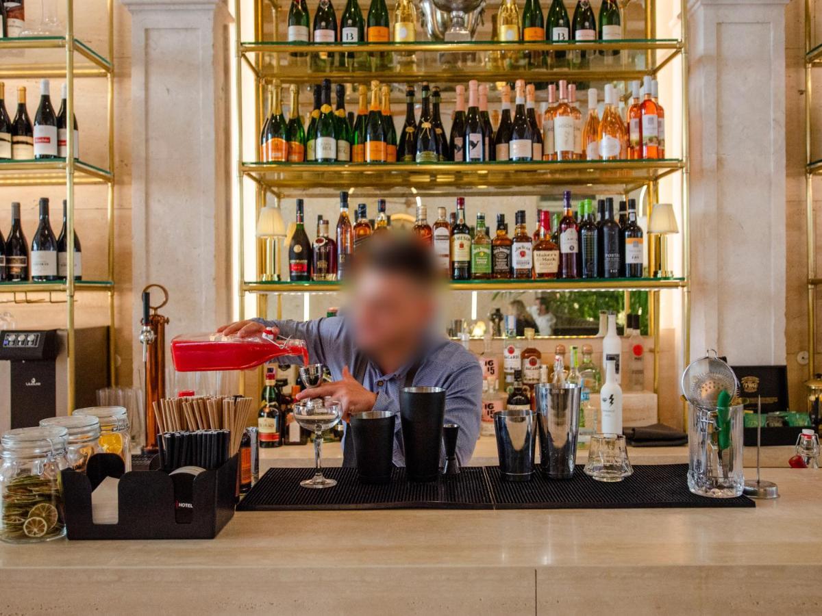 Browns Avenue Hotel Lisboa Eksteriør bilde A bartender at work