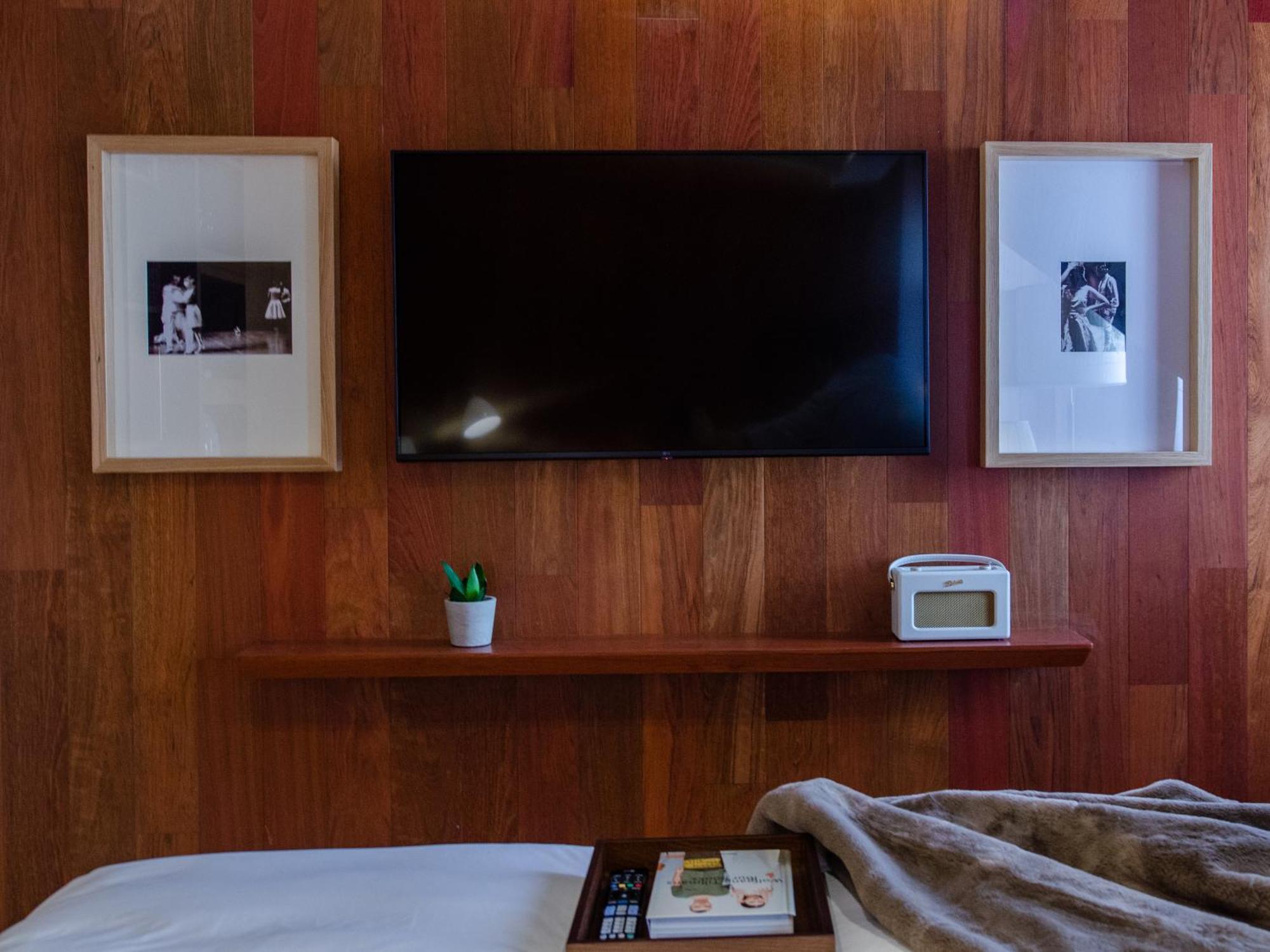 Browns Avenue Hotel Lisboa Rom bilde A television set mounted on a wall